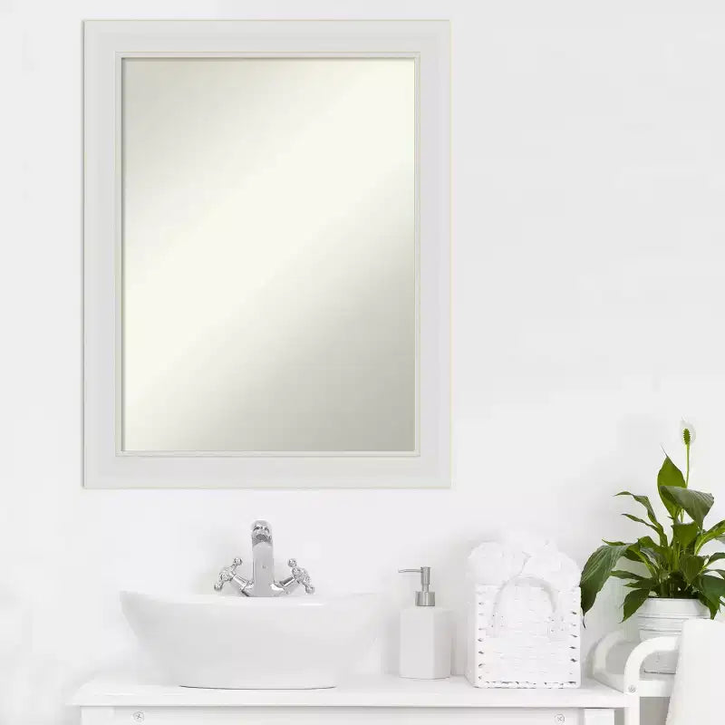 Specchio da parete stretto Flair da 22" x 28", stile moderno
