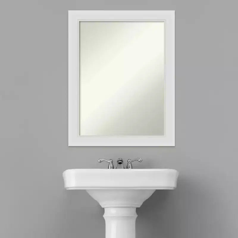 Specchio da parete stretto Flair da 22" x 28", stile moderno