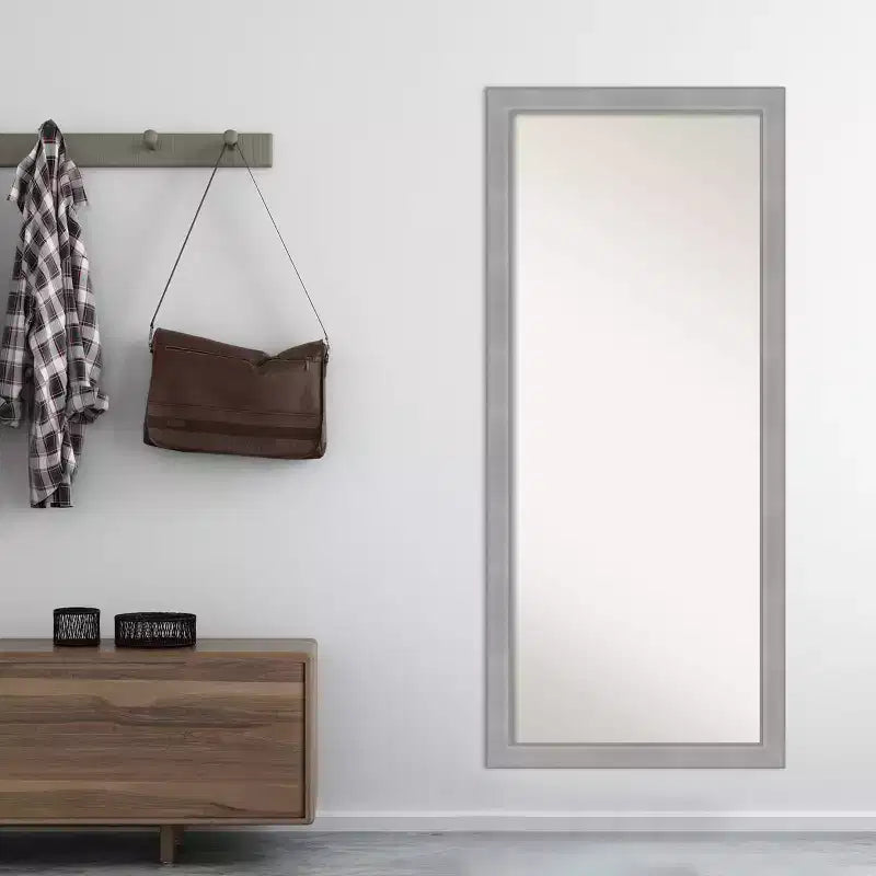 Specchio 28" x 64" da terra non smussato Vista in nickel spazzolato