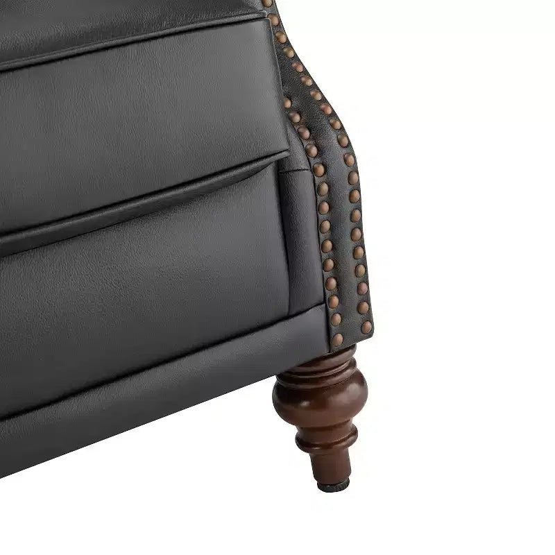 Poltrona a pozzetto larga 84 cm in vera pelle con gambe coniche in legno massello e bordo con borchie