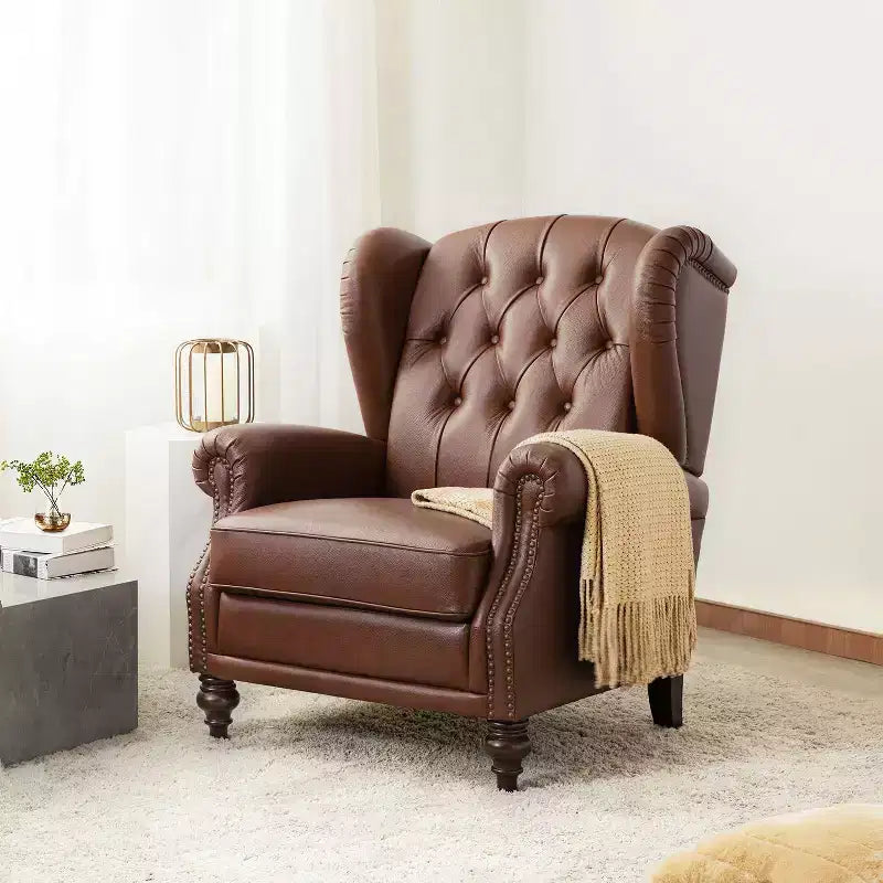 Poltrona a pozzetto larga 84 cm in vera pelle con gambe coniche in legno massello e bordo con borchie