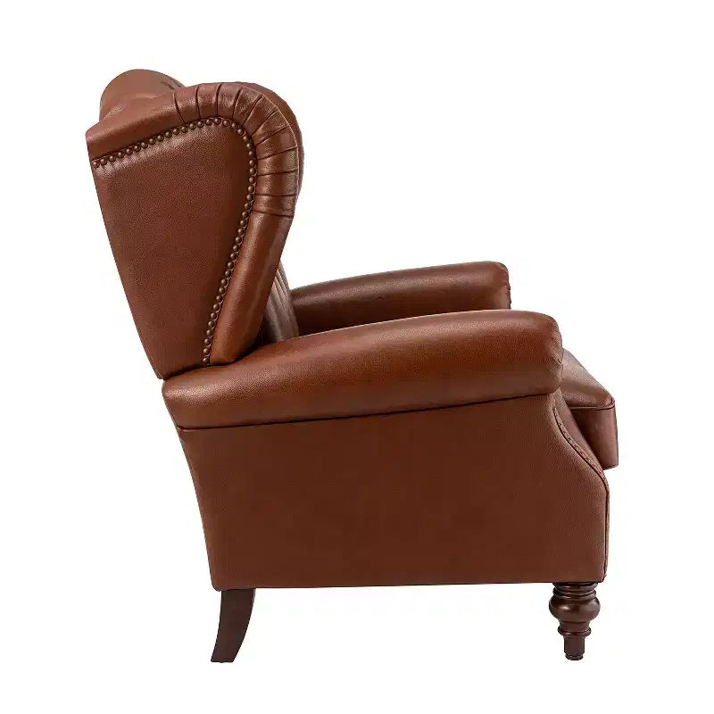 Poltrona a pozzetto larga 84 cm in vera pelle con gambe coniche in legno massello e bordo con borchie