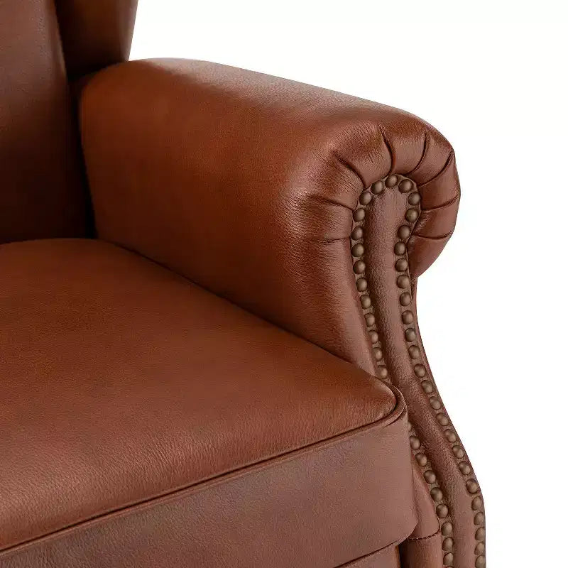 Poltrona a pozzetto larga 84 cm in vera pelle con gambe coniche in legno massello e bordo con borchie