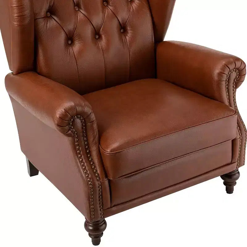 Poltrona a pozzetto larga 84 cm in vera pelle con gambe coniche in legno massello e bordo con borchie