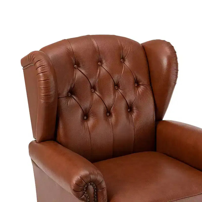 Poltrona a pozzetto larga 84 cm in vera pelle con gambe coniche in legno massello e bordo con borchie