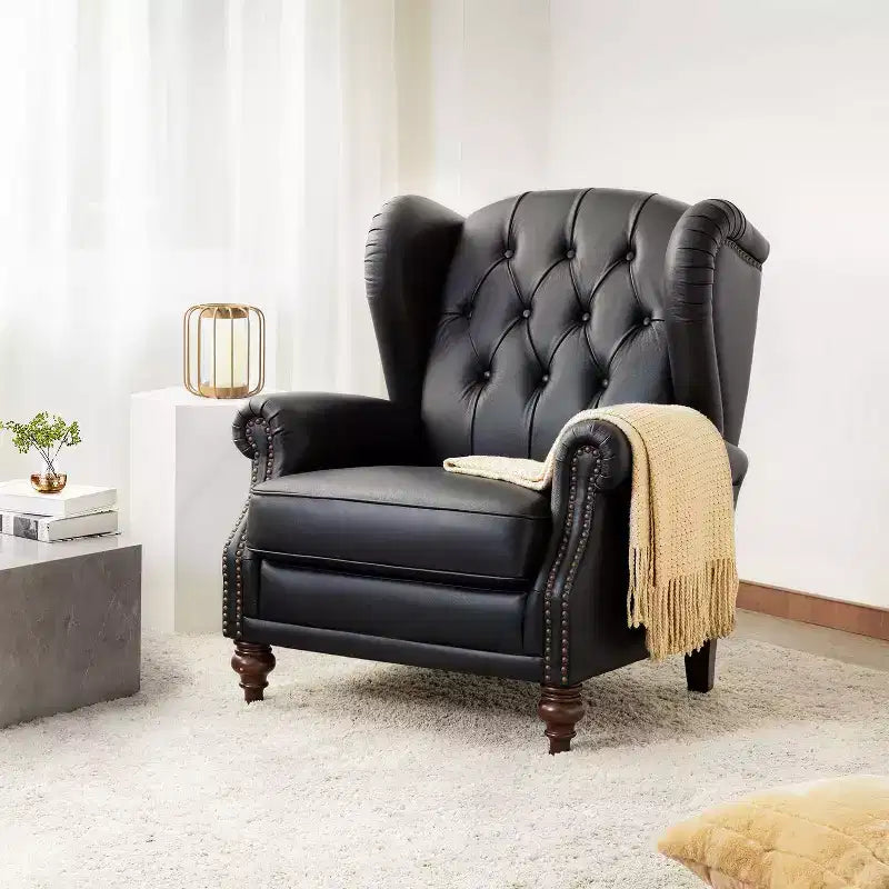Poltrona a pozzetto larga 84 cm in vera pelle con gambe coniche in legno massello e bordo con borchie