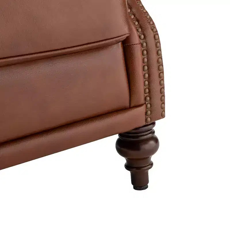 Poltrona a pozzetto larga 84 cm in vera pelle con gambe coniche in legno massello e bordo con borchie
