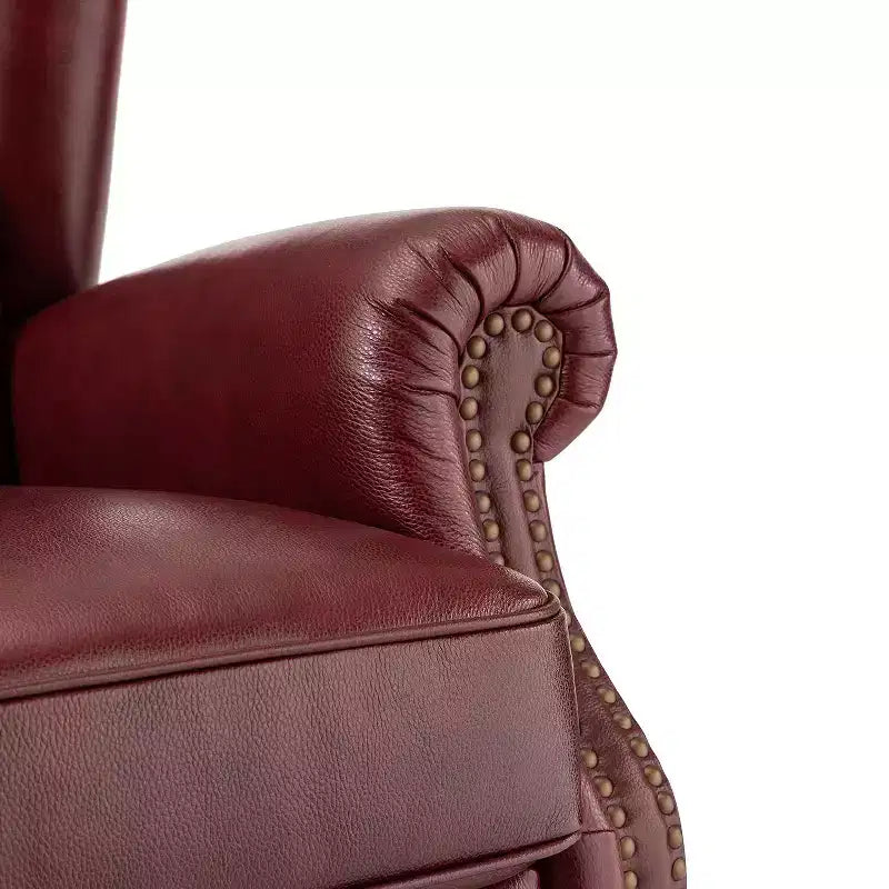 Poltrona a pozzetto larga 84 cm in vera pelle con gambe coniche in legno massello e bordo con borchie