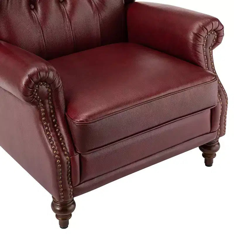 Poltrona a pozzetto larga 84 cm in vera pelle con gambe coniche in legno massello e bordo con borchie