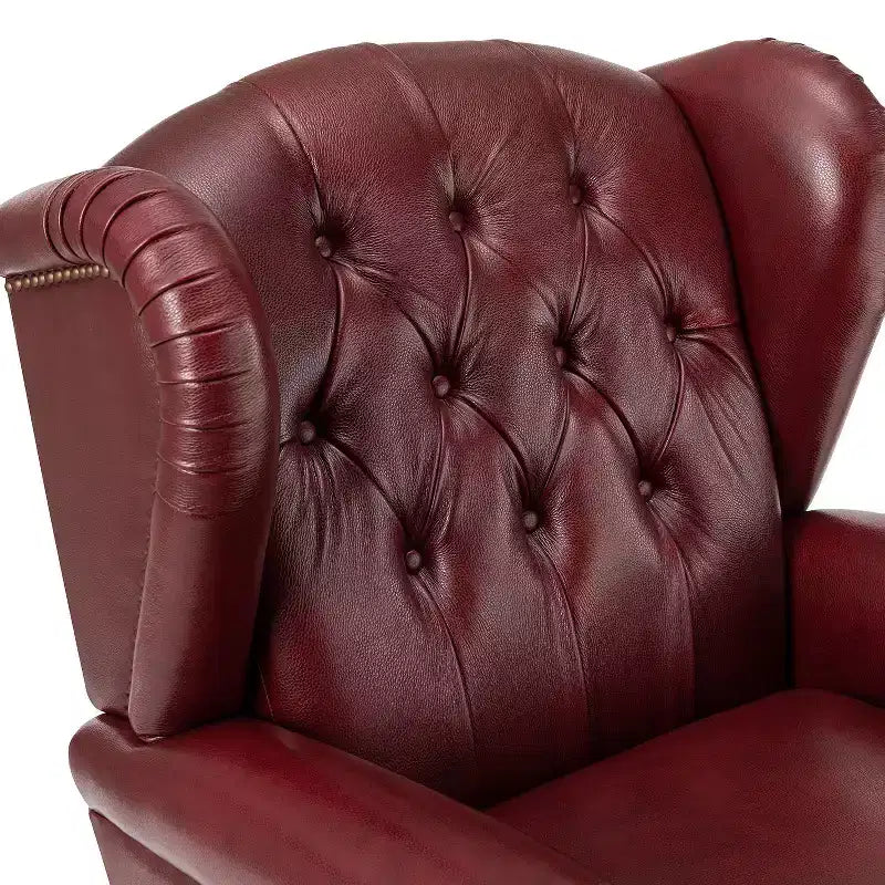Poltrona a pozzetto larga 84 cm in vera pelle con gambe coniche in legno massello e bordo con borchie