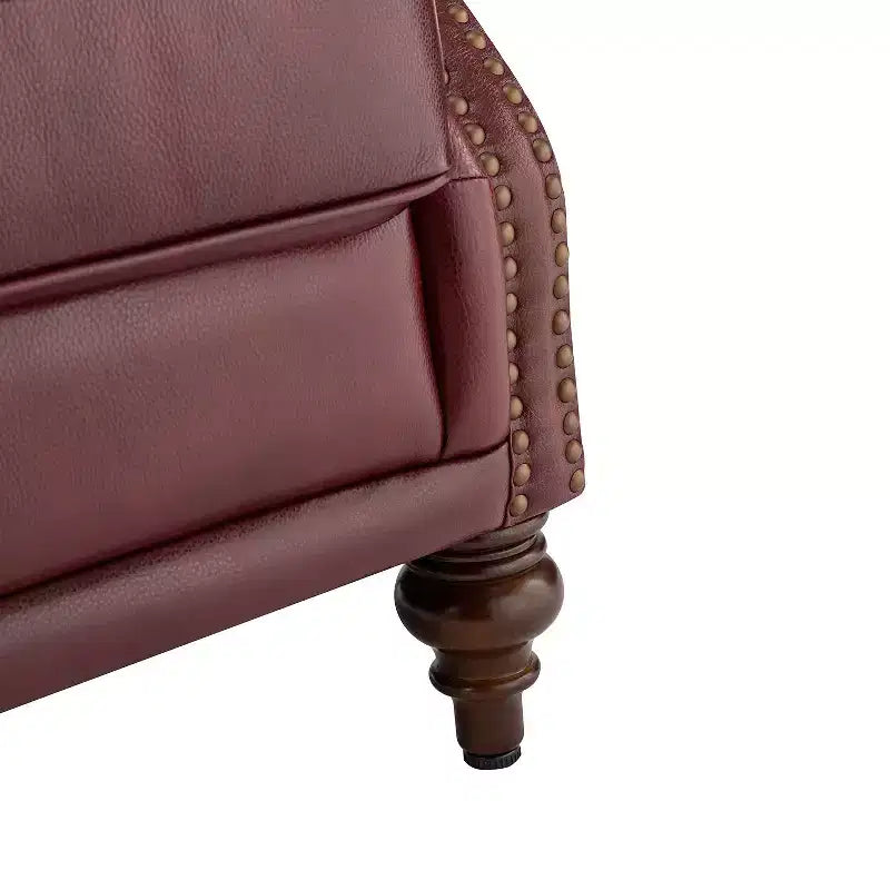 Poltrona a pozzetto larga 84 cm in vera pelle con gambe coniche in legno massello e bordo con borchie
