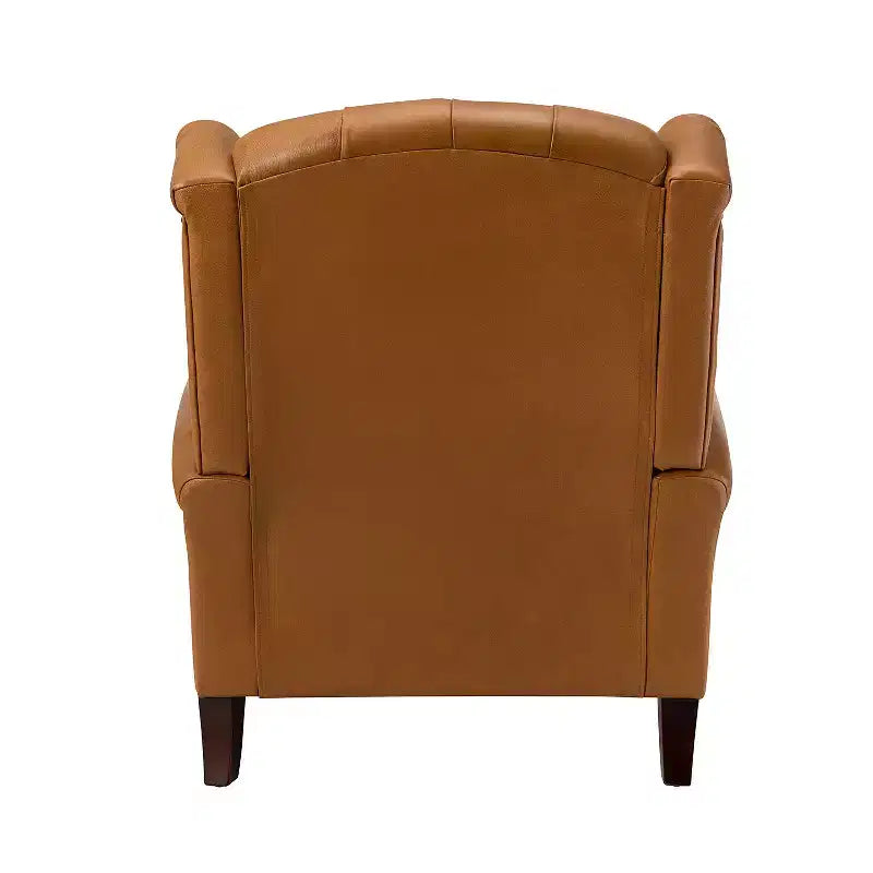 Poltrona a pozzetto larga 84 cm in vera pelle con gambe coniche in legno massello e bordo con borchie