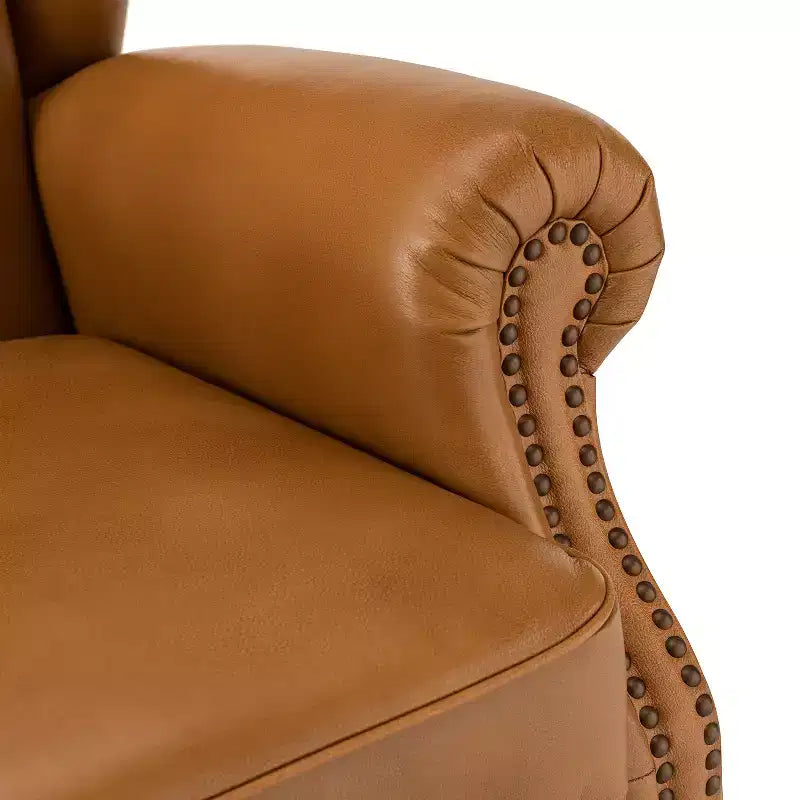 Poltrona a pozzetto larga 84 cm in vera pelle con gambe coniche in legno massello e bordo con borchie