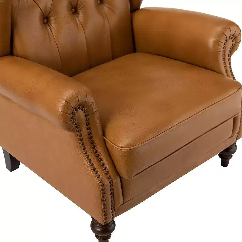 Poltrona a pozzetto larga 84 cm in vera pelle con gambe coniche in legno massello e bordo con borchie