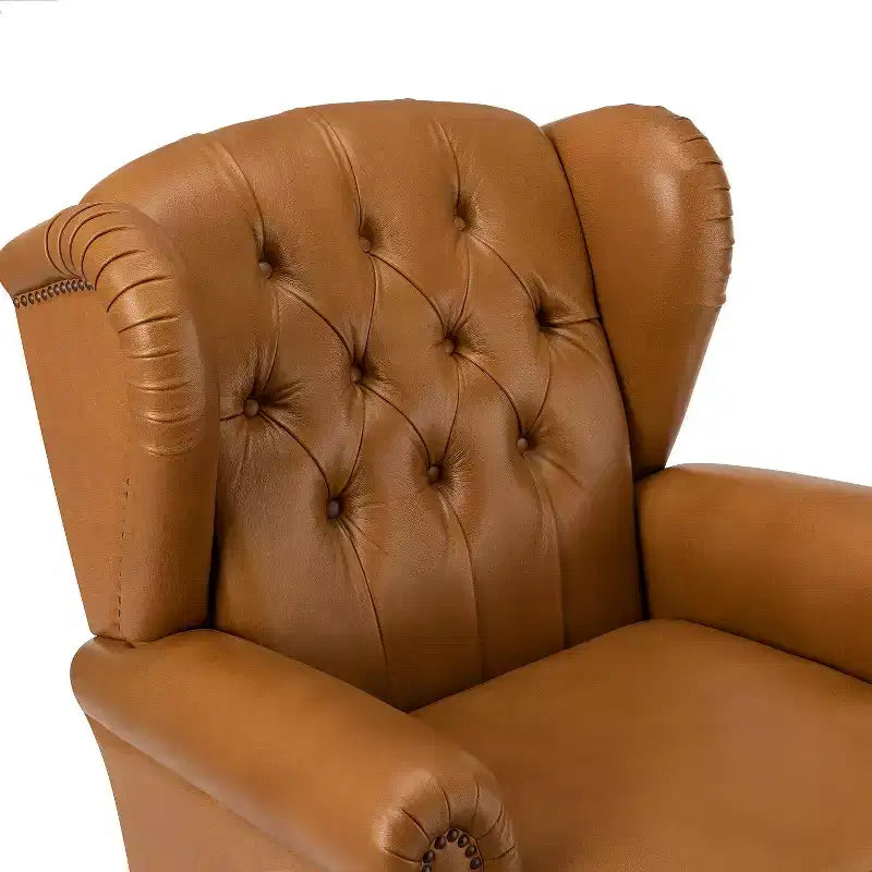 Poltrona a pozzetto larga 84 cm in vera pelle con gambe coniche in legno massello e bordo con borchie