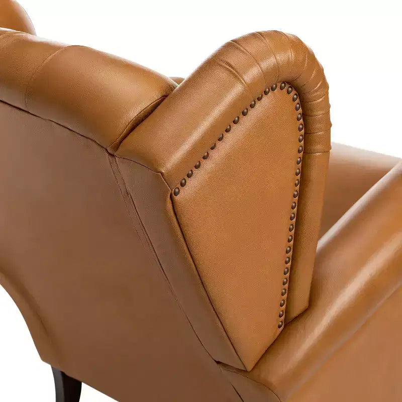 Poltrona a pozzetto larga 84 cm in vera pelle con gambe coniche in legno massello e bordo con borchie