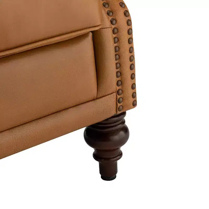 Poltrona a pozzetto larga 84 cm in vera pelle con gambe coniche in legno massello e bordo con borchie