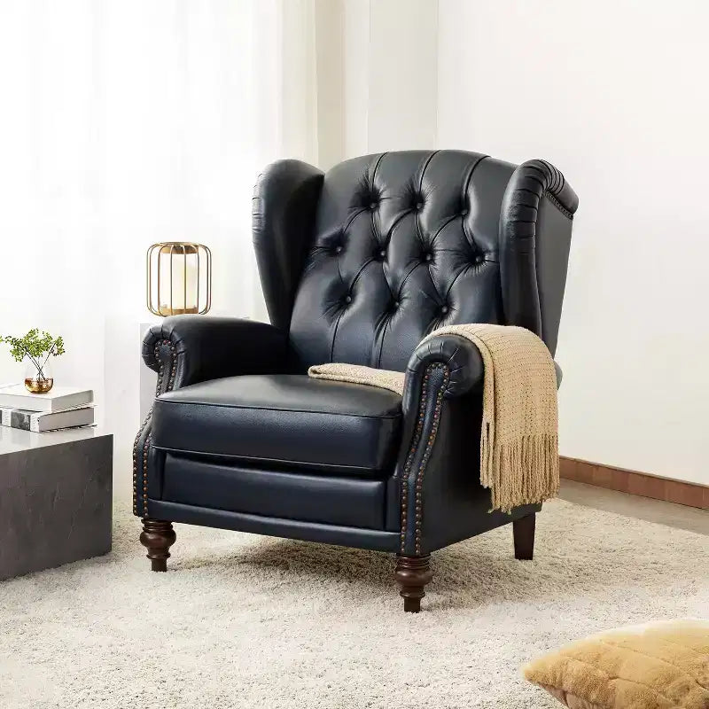 Poltrona a pozzetto larga 84 cm in vera pelle con gambe coniche in legno massello e bordo con borchie