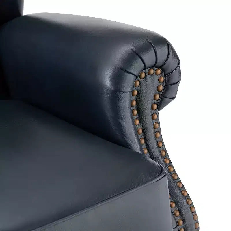 Poltrona a pozzetto larga 84 cm in vera pelle con gambe coniche in legno massello e bordo con borchie