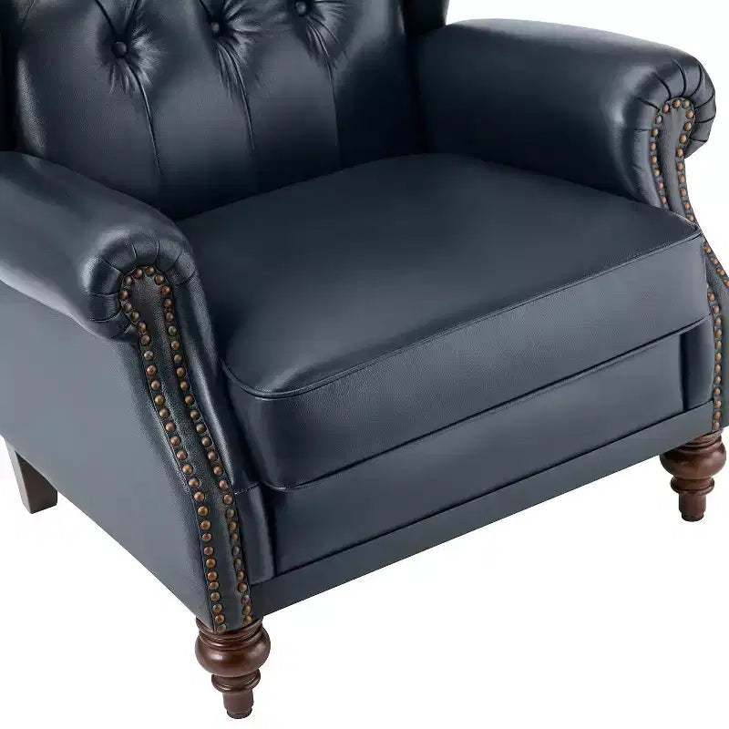 Poltrona a pozzetto larga 84 cm in vera pelle con gambe coniche in legno massello e bordo con borchie
