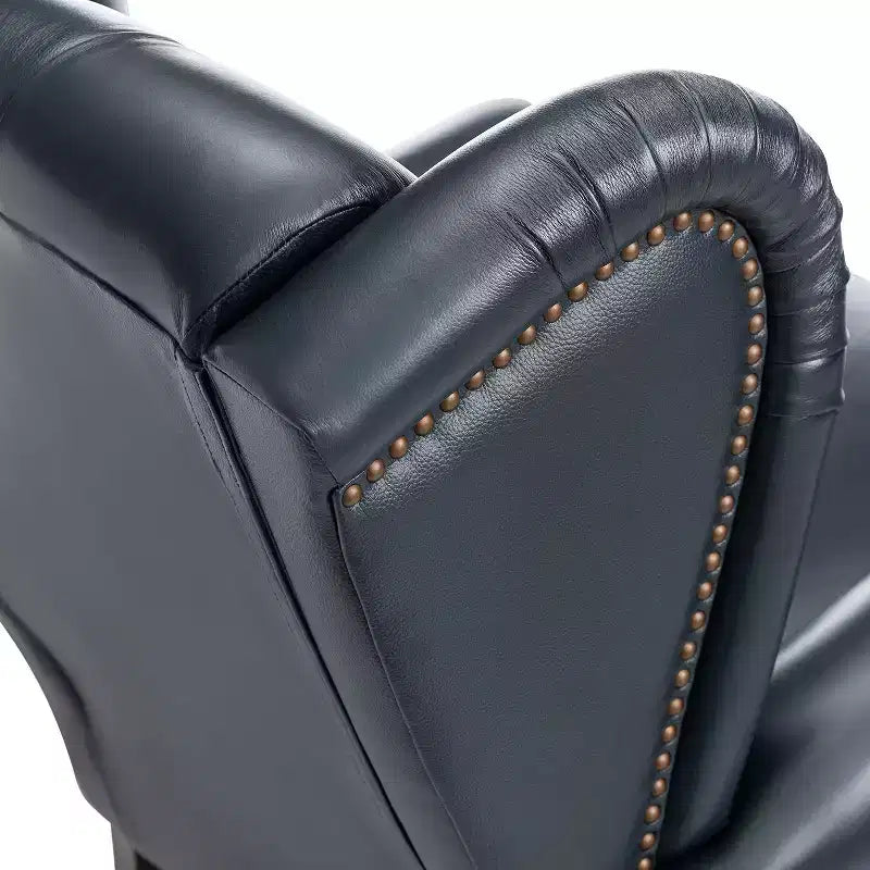 Poltrona a pozzetto larga 84 cm in vera pelle con gambe coniche in legno massello e bordo con borchie