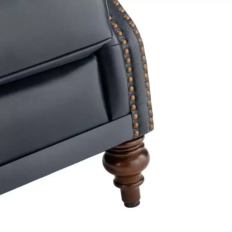 Poltrona a pozzetto larga 84 cm in vera pelle con gambe coniche in legno massello e bordo con borchie