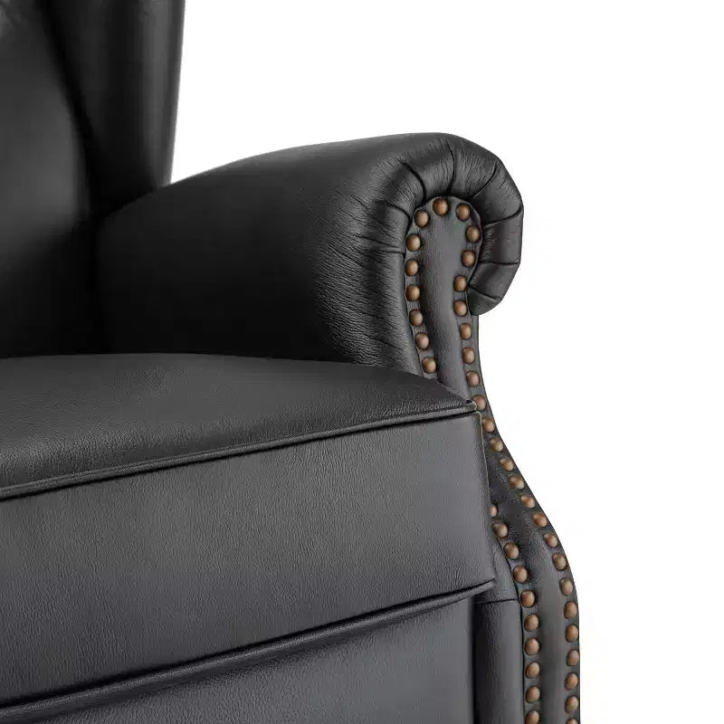 Poltrona a pozzetto larga 84 cm in vera pelle con gambe coniche in legno massello e bordo con borchie