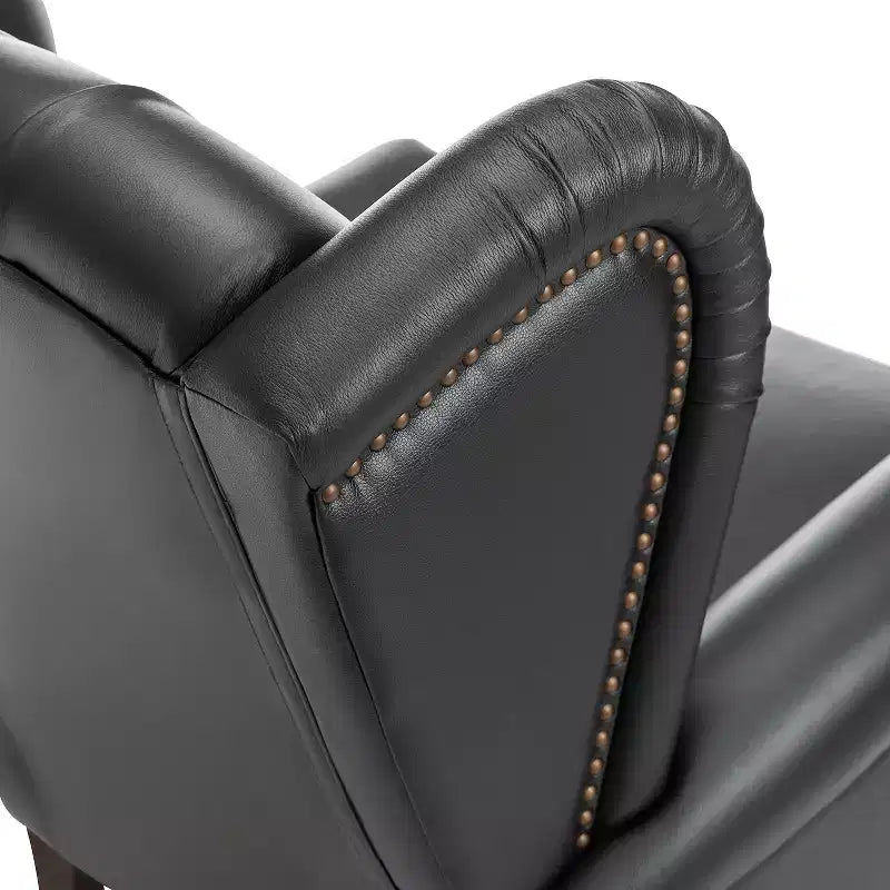 Poltrona a pozzetto larga 84 cm in vera pelle con gambe coniche in legno massello e bordo con borchie
